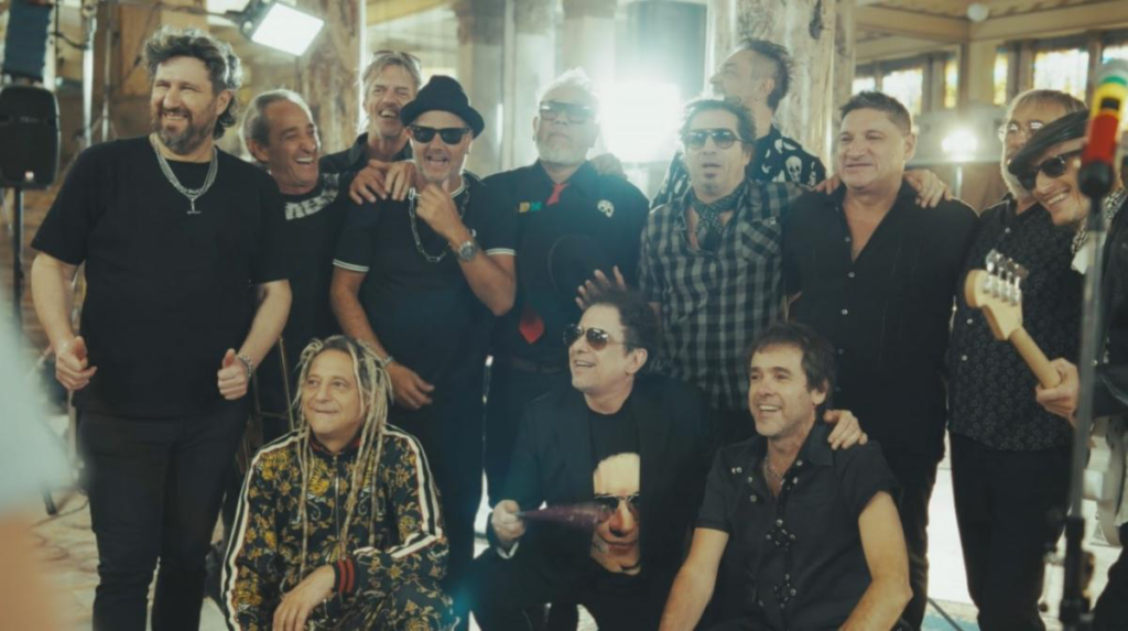 Los Auténticos Decadentes Andres Calamaro estrenan Costumbres Argentinas en es lo mazzz
