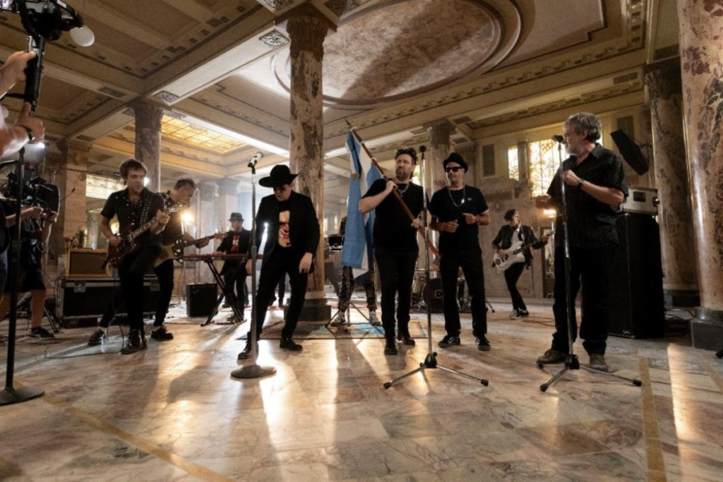 Los Auténticos Decadentes Andres Calamaro estrenan Costumbres Argentinas en es lo mazzz
