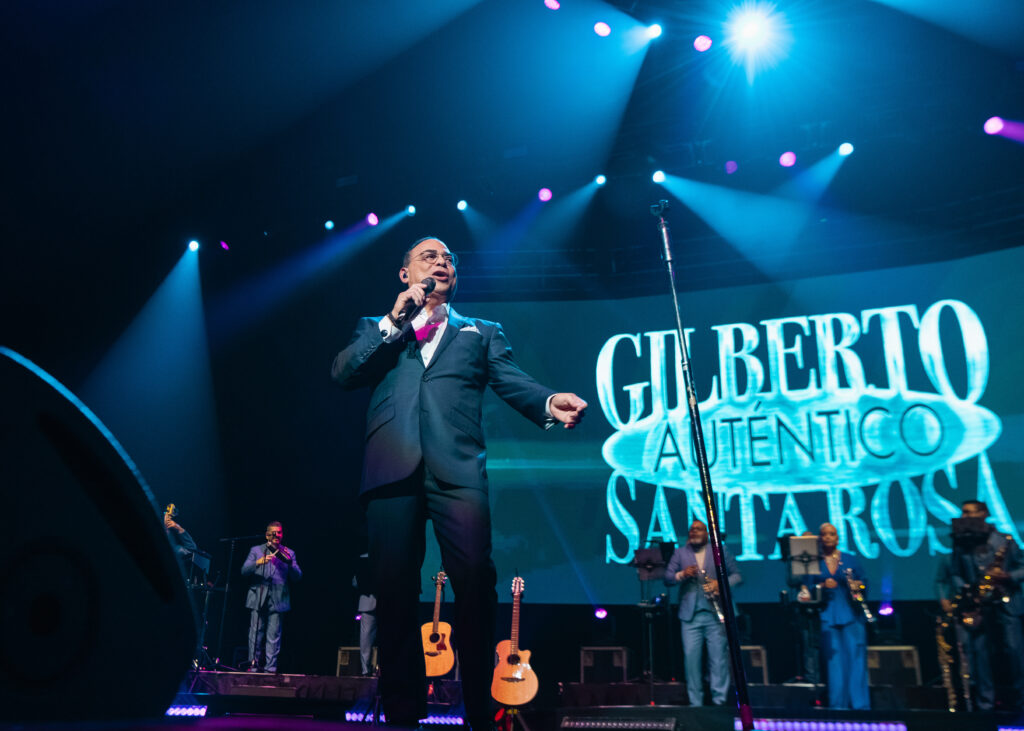 Gilberto Santa Rosa en Es Lo Mazzz