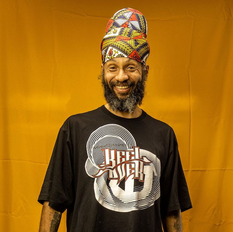 Fidel Nadal estrena “Raíces Muy Fuertes” en es lo mazzz