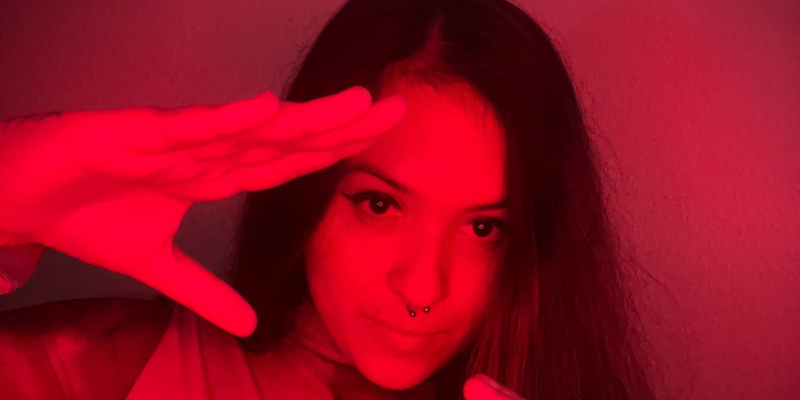 Thalía Mayor presenta I Miss U, su nuevo sencillo pop punk con alma indie y estética de los 2000.