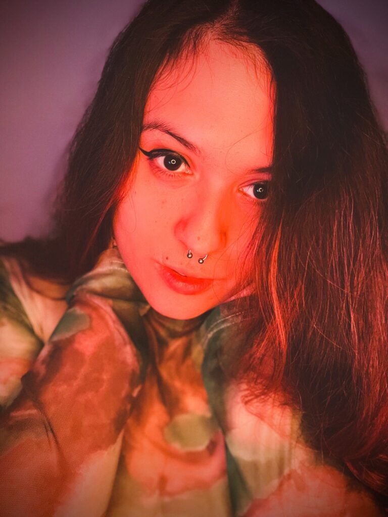 Thalía Mayor presenta I Miss U, su nuevo sencillo pop punk con alma indie y estética de los 2000.