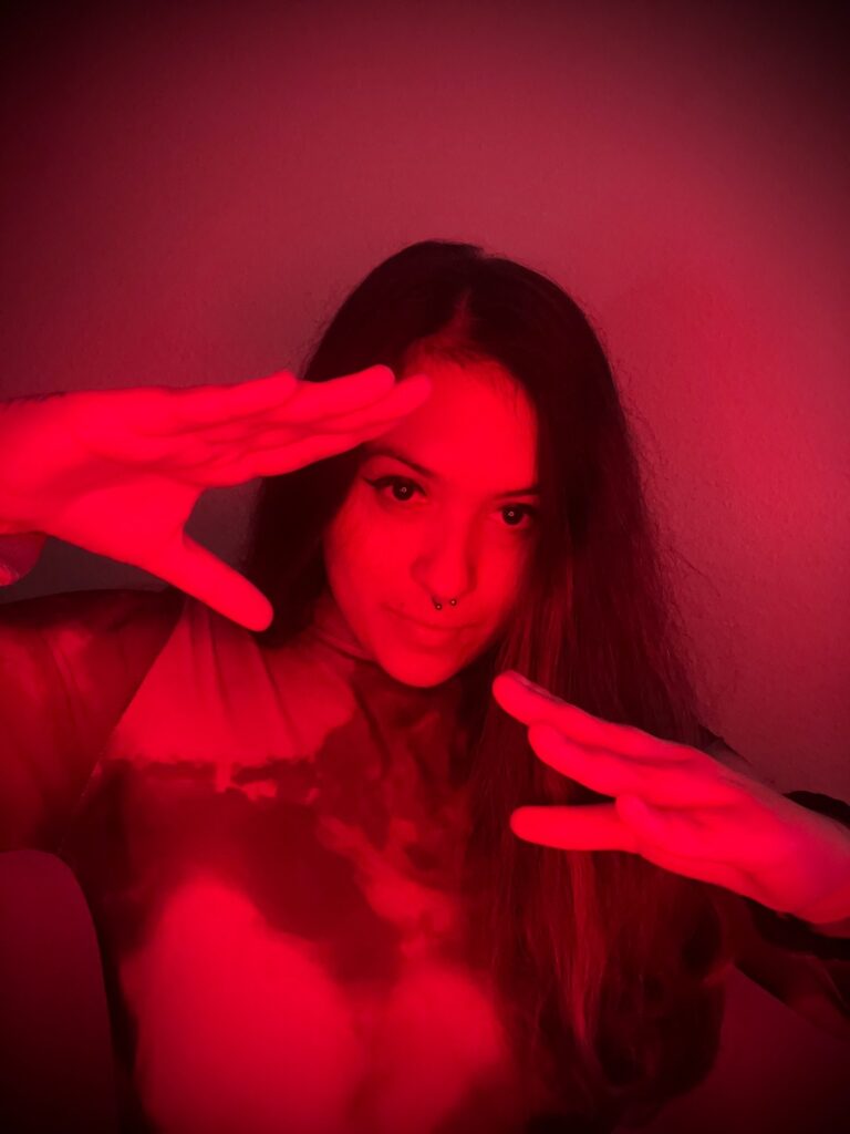 Thalía Mayor presenta I Miss U, su nuevo sencillo pop punk con alma indie y estética de los 2000.