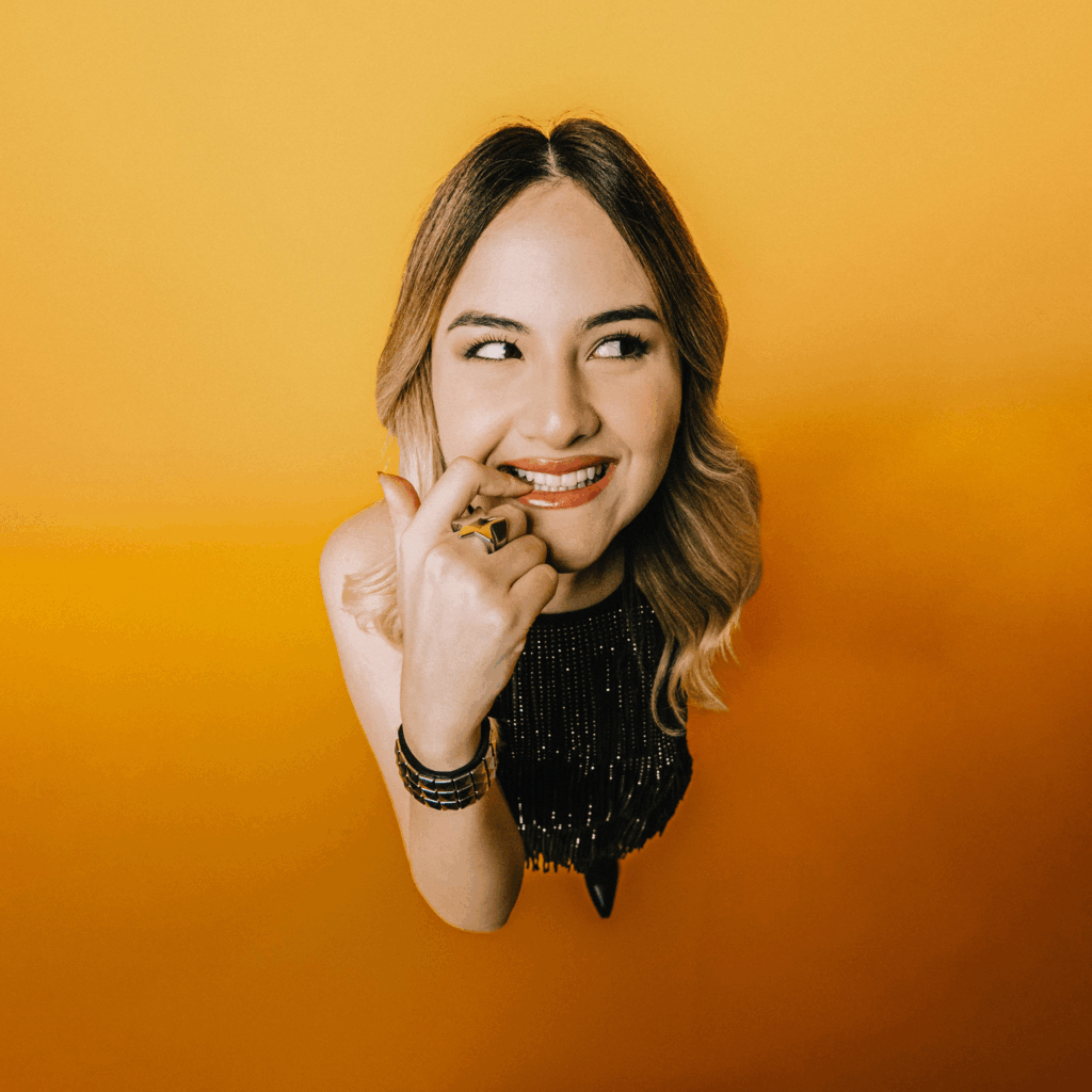 Mar Rendón presenta su nuevo sencillo Pero No Tanto, una cumbia con esencia pop y autenticidad latina.