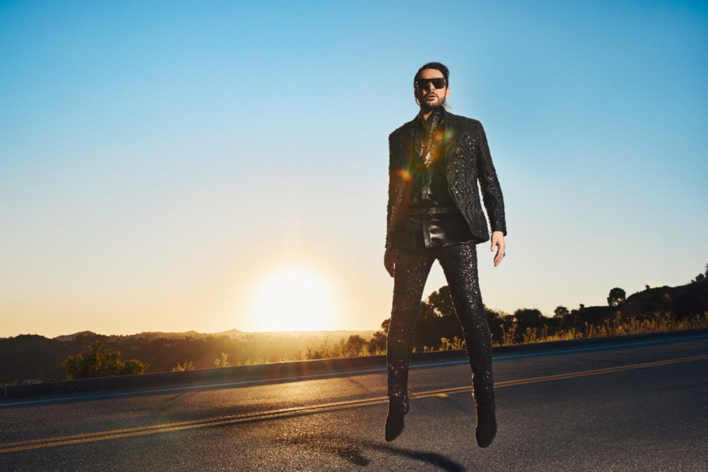 Beto Cuevas estrena respira en es lo mazzz
