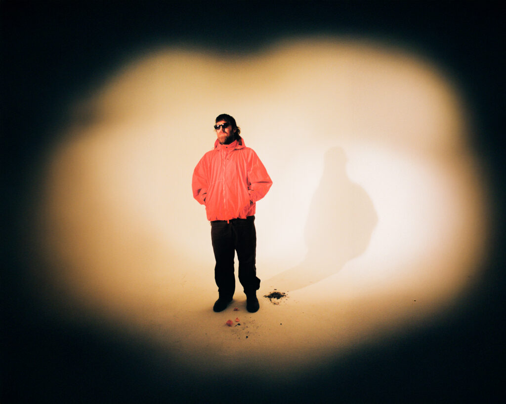 Chet Faker explora la nostalgia y la ruptura en “Over You”