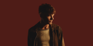 Louis Tomlinson estrena “Imposter” y revela su etapa más íntima