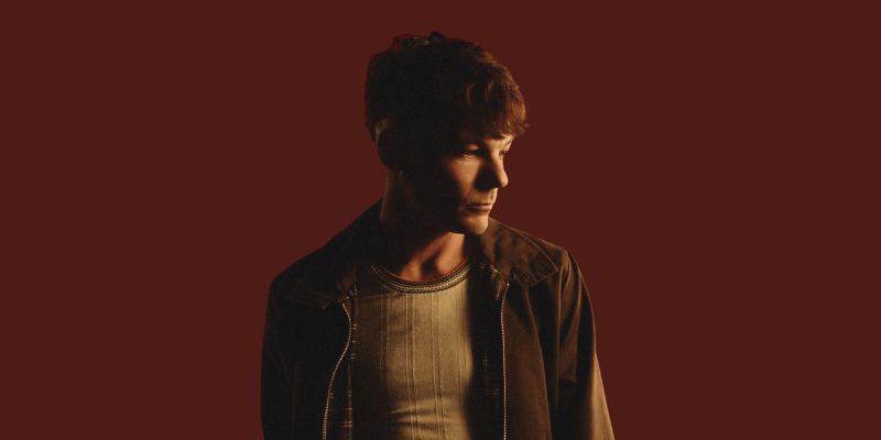 Louis Tomlinson estrena “Imposter” y revela su etapa más íntima