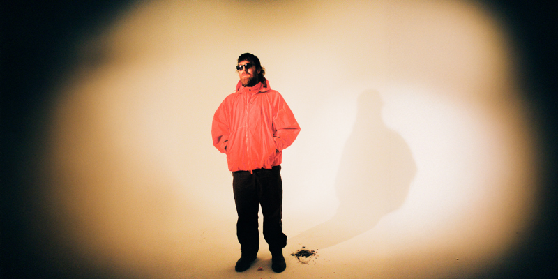 Chet Faker explora la nostalgia y la ruptura en “Over You”