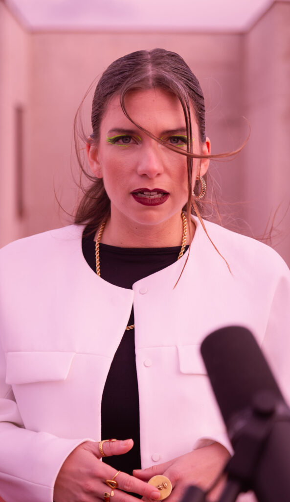 Xerach presenta una versión queer y electrónica de “Pobre Diabla” en es lo mazzz