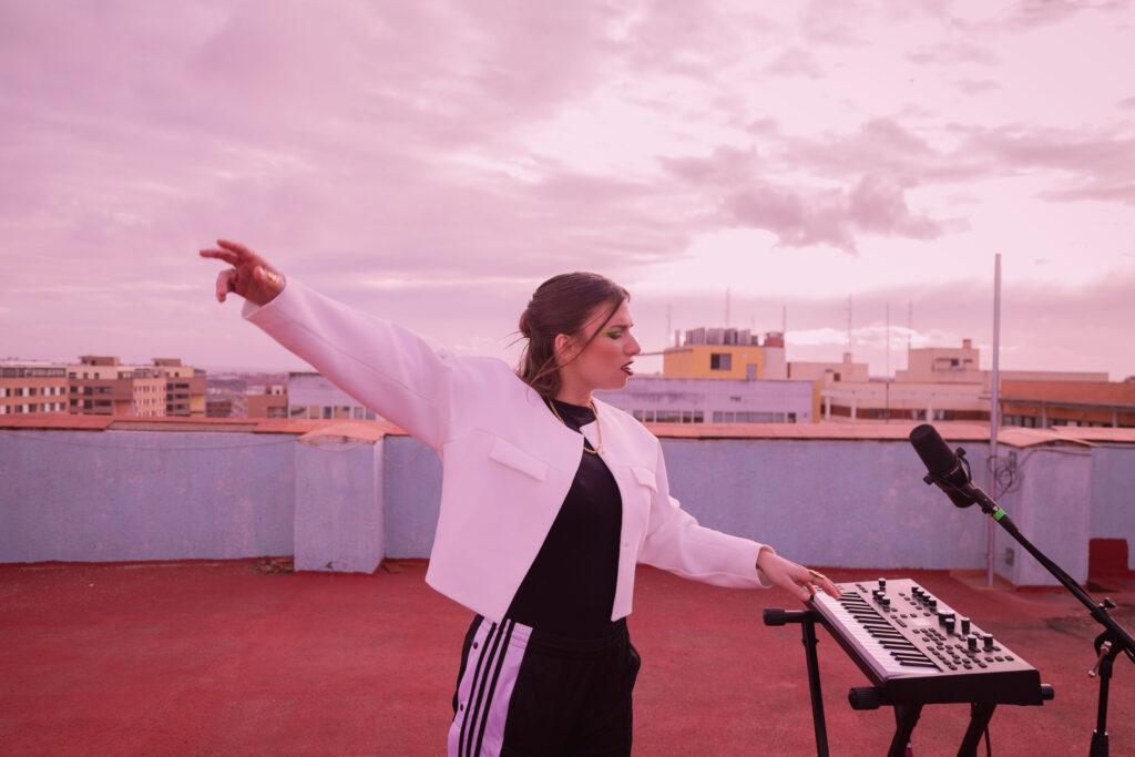 Xerach presenta una versión queer y electrónica de “Pobre Diabla” en es lo mazzz