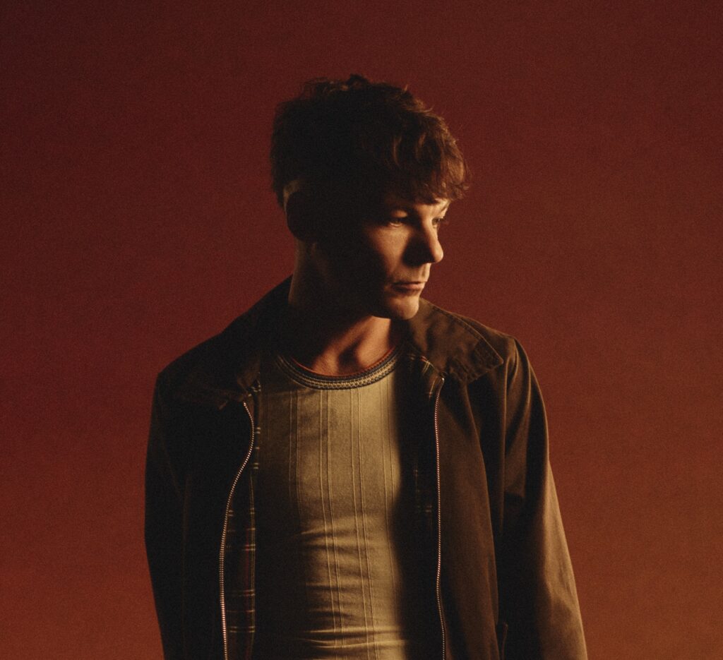 Louis Tomlinson estrena “Imposter” y revela su etapa más íntima