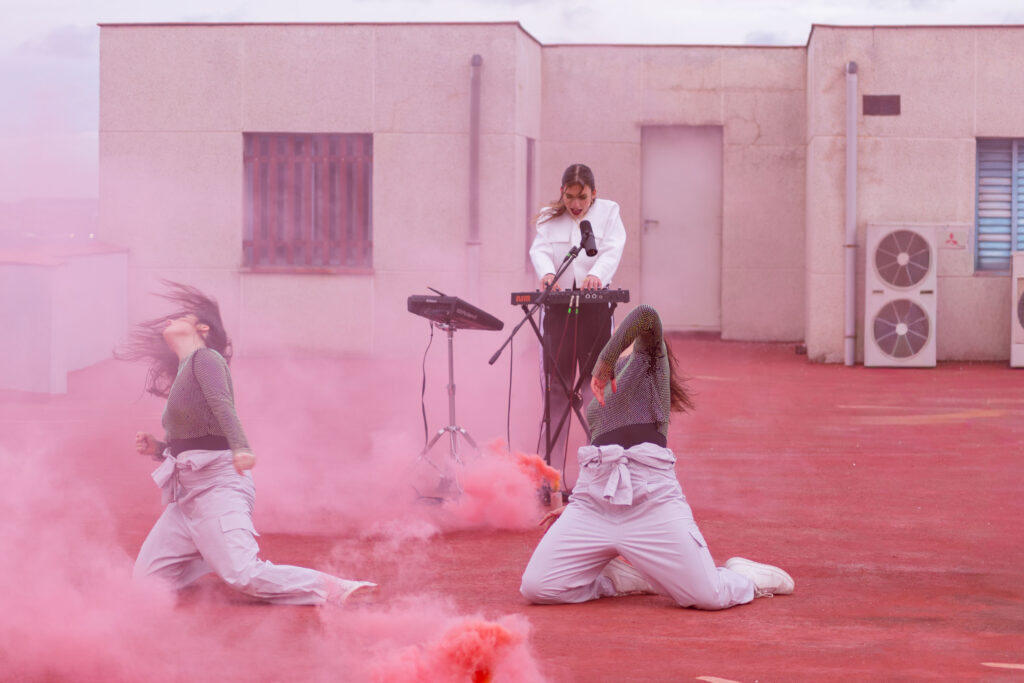 Xerach presenta una versión queer y electrónica de “Pobre Diabla” en es lo mazzz