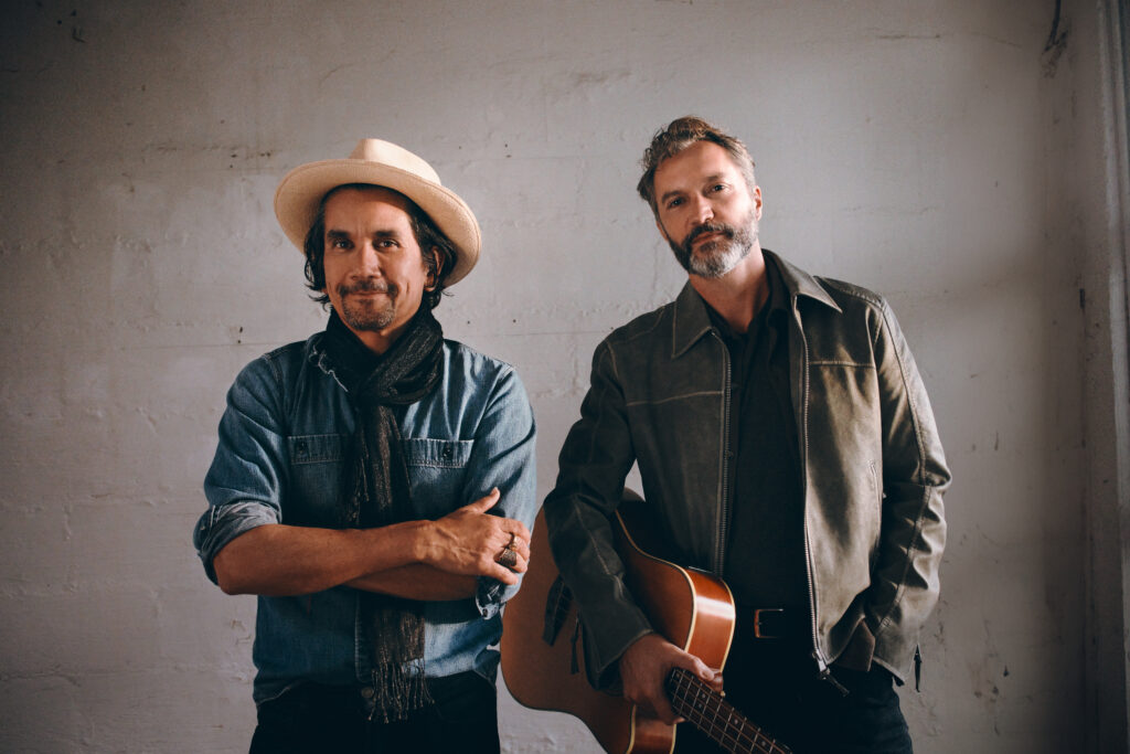 Bacilos y Gian Marco reviven “Viejo”, un clásico del pop latino