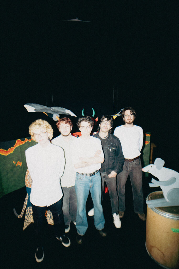 Casi imagina una ciudad fantástica en “Si el Tiburón se Come el Cable”