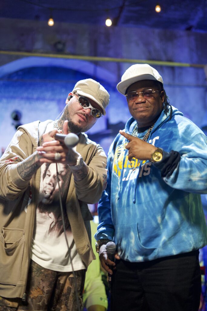 Farruko y Renato reviven un clásico panameño con “Ojos Café”