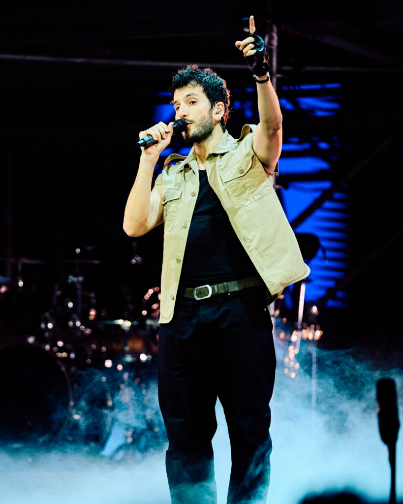 Sebastian Yatra llenó el Movistar Arena y convirtió Bogotá en un coro gigante