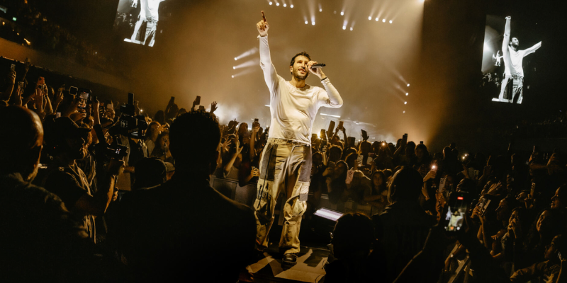 Sebastian Yatra inicia una gira… y algo en su forma de pararse en el escenario cambió