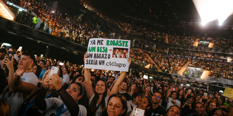 Sebastian Yatra inicia una gira… y algo en su forma de pararse en el escenario cambió