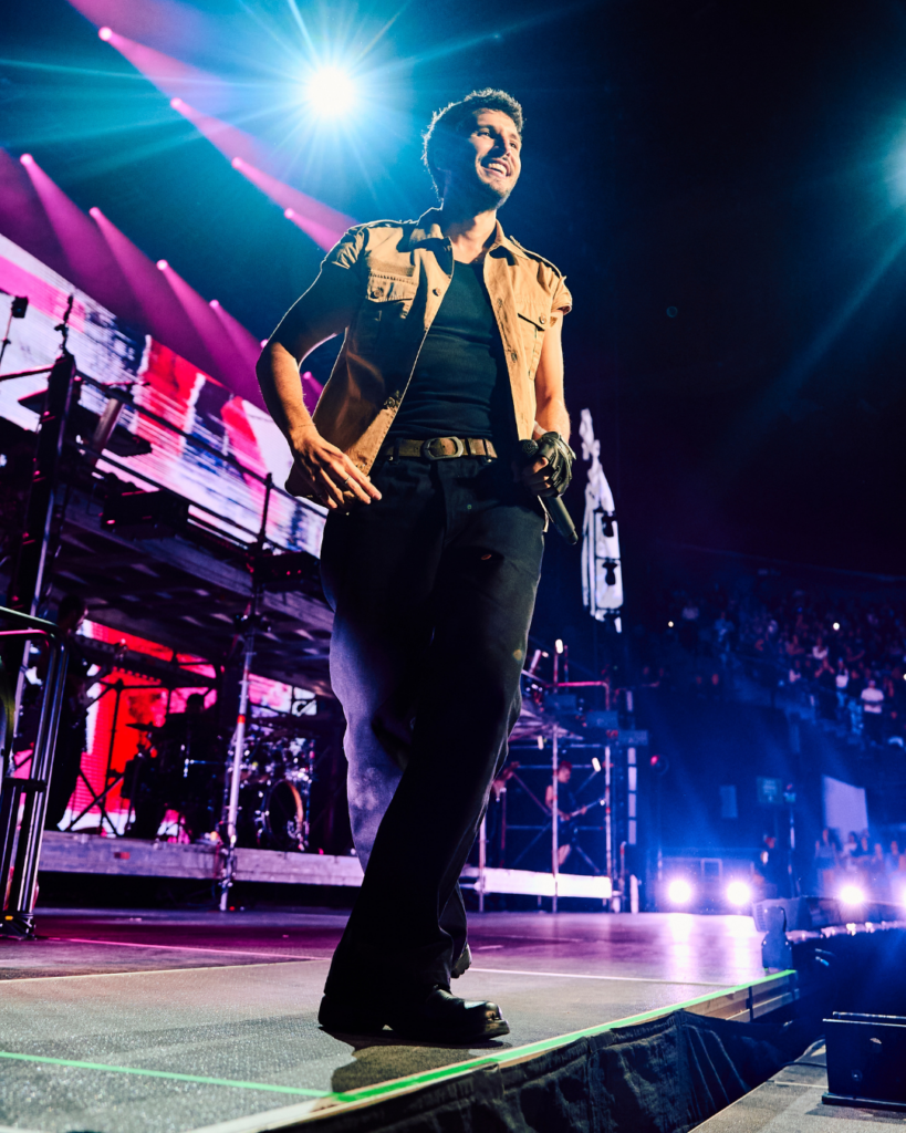 Sebastian Yatra llenó el Movistar Arena y convirtió Bogotá en un coro gigante