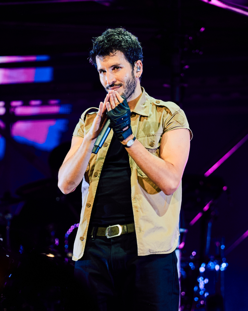 Sebastian Yatra llenó el Movistar Arena y convirtió Bogotá en un coro gigante