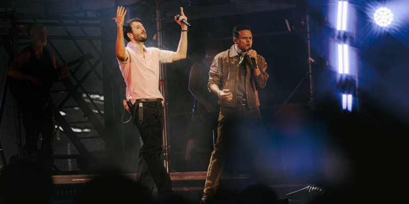 Sebastian Yatra inicia una gira… y algo en su forma de pararse en el escenario cambió