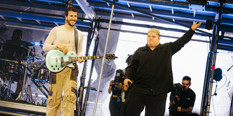 Sebastian Yatra inicia una gira… y algo en su forma de pararse en el escenario cambió