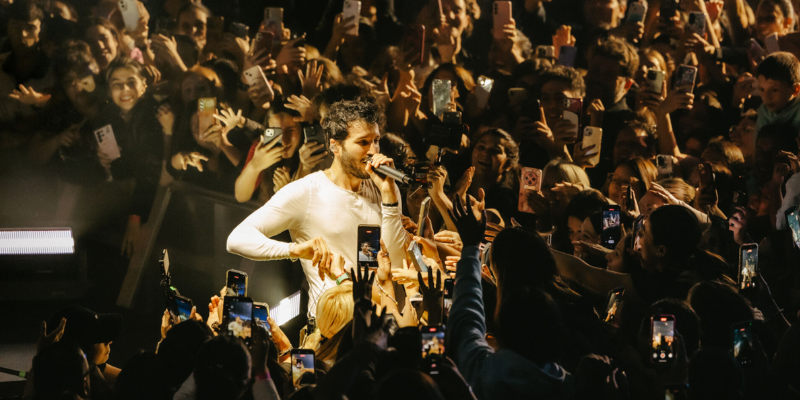 Sebastian Yatra inicia una gira… y algo en su forma de pararse en el escenario cambió