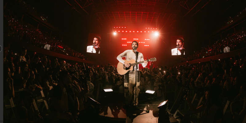 Sebastian Yatra inicia una gira… y algo en su forma de pararse en el escenario cambió