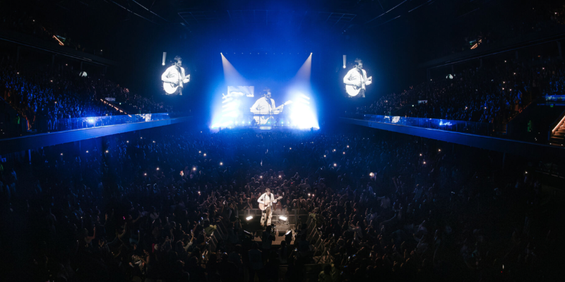 Sebastian Yatra inicia una gira… y algo en su forma de pararse en el escenario cambió