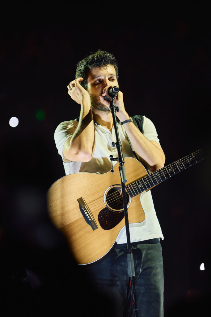 Sebastian Yatra llenó el Movistar Arena y convirtió Bogotá en un coro gigante