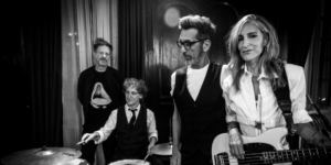 La Portuaria regresa con “Amor Artificial”, una canción que pone al amor en el centro