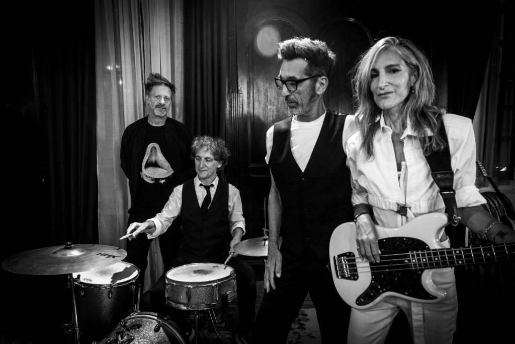 La Portuaria regresa con “Amor Artificial”, una canción que pone al amor en el centro