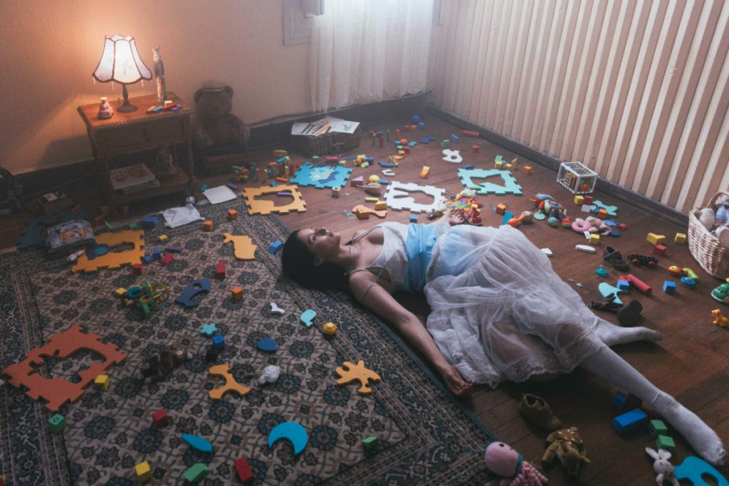 Francisca Valenzuela y su nueva canción “Bugambilia” hablan de lo que nadie dice sobre la maternidad