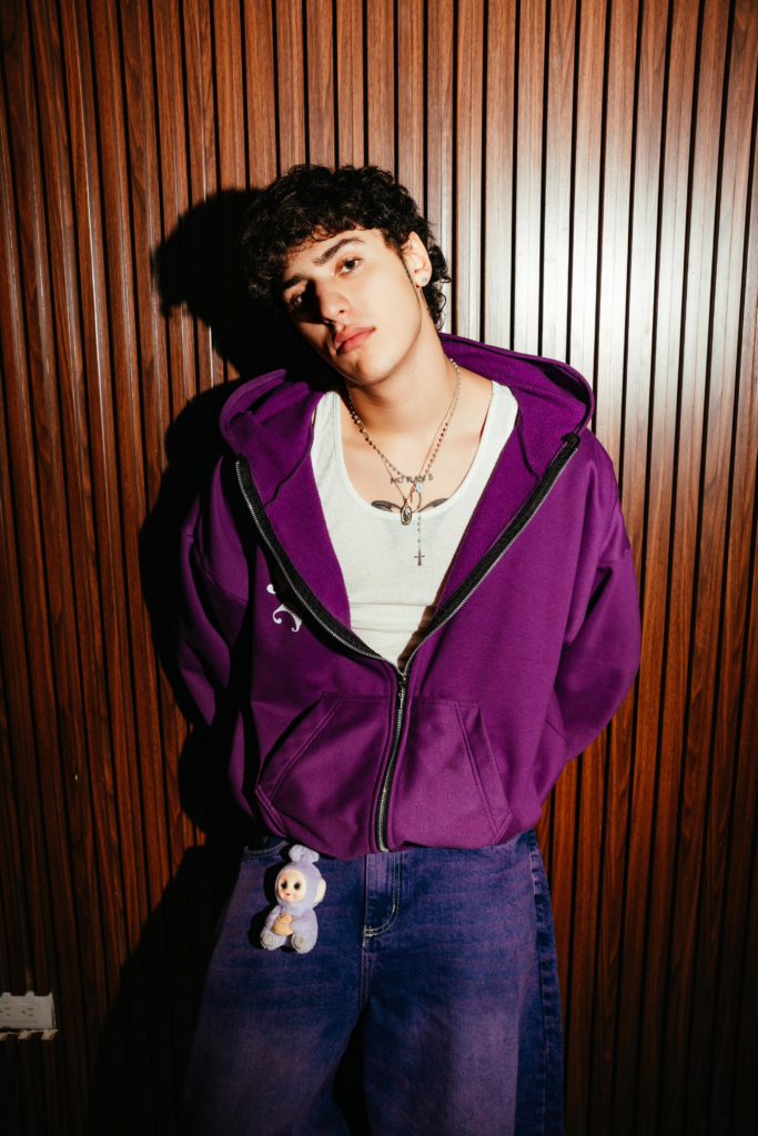 SAI estrena “Piñato” y le mete voz a una guaracha que no suele hablar