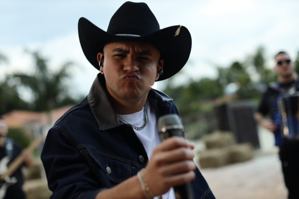 Brian Puerta lanza “Ella Se Fue” en vivo