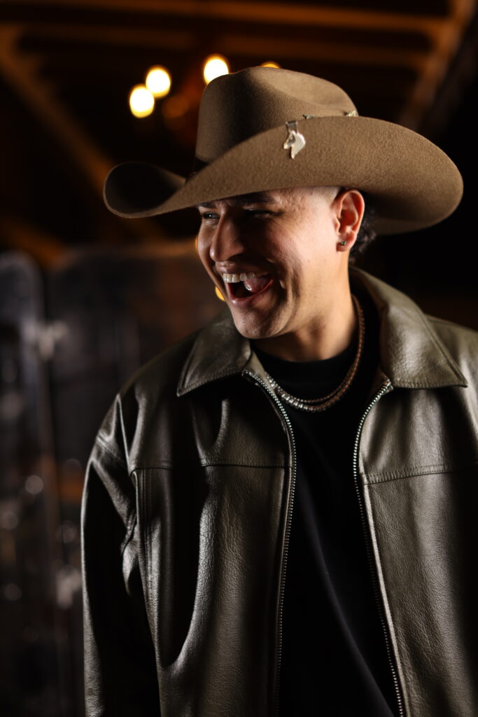 Brian Puerta lanza “Ella Se Fue” en vivo