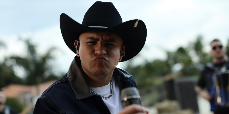 Brian Puerta lanza “Ella Se Fue” en vivo