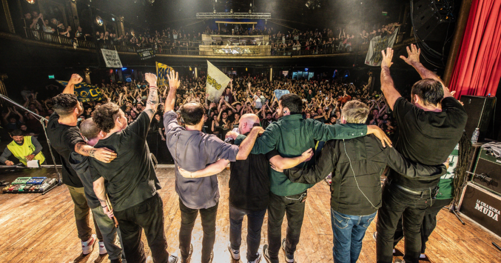 La Chancha Muda presentó 'A Todos Mis Santos' con un Teatro Flores desbordado de emoción