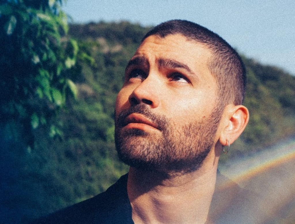 Cosme transforma el tarot en música con “BRUJO”, su álbum más personal